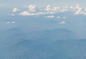 Naklejka premium Top view cloudy mountains from a plane