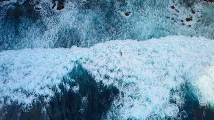 Schöne Textur dunkler Ozeanwellen mit weißem Schaum. Drohne filmt brechende Brandung im Indischen Ozean auf der Insel Nusa Penida. Aufnahmen aus der Vogelperspektive. Große Welle auf Bali. Hauptstadt des Surfens © domarevatanya
