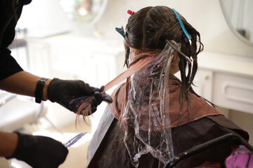 白髪ぼかしインナーカラーの魅力と最新トレンド|沖縄県宜野湾市のVIM hair 宜野湾店が提案する自然でおしゃれな白髪デザイン