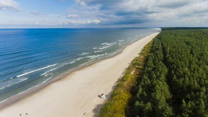 Fototapeta na wymiar Plaża z drona Jantar
