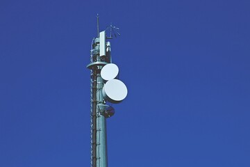 Antena repetidora de telefonía móvil con cielo despejado de fondo. Torre de telefonía móvil...