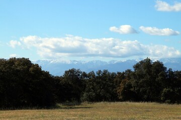 Valle natural del río Tietar y la Sierra de Gredos nevada al fondo. Fotografía tomada en primavera desde las cercanías de Talavera de la Reina en la provincia de Toledo, España.