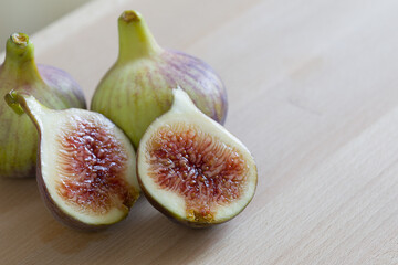 Fichi di stagione su asse di legno