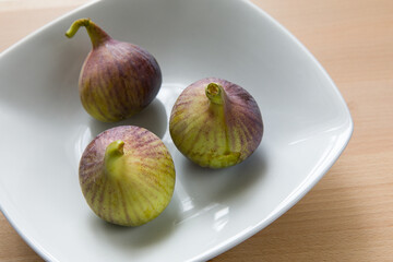 Fichi di stagione dentro a piatto di ceramica
