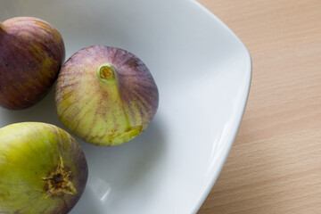 Fichi di stagione dentro a piatto di ceramica