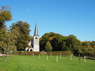 Fototapeta na wymiar St. Johannes der Täufer Kirche beim Ehrenfriedhof in Kastel-Staadt, neben der Klause und dem Aussichtspunkt Elisensitz