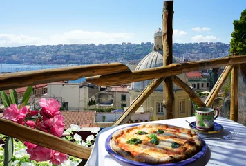 Crédence en verre imprimé Naples Pizza place overlooking Naples city