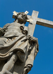 Jesus Statue trägt das Kreuz - obrazy, fototapety, plakaty
