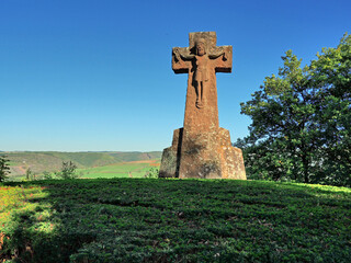 St. Johannes der Täufer Kirche beim Ehrenfriedhof in Kastel-Staadt, neben der Klause und dem...