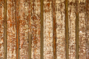 Tor aus Holz mit abgeplatztem Lack und beschädigten Leisten als Hintergrund