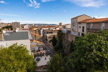 Fototapeta na wymiar Toitures du centre-ville de Sète depuis les rues du Quartier Haut