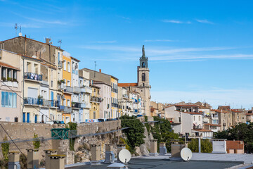 Fototapeta na wymiar Façades colorées des maisons du Quartier Haut de Sète