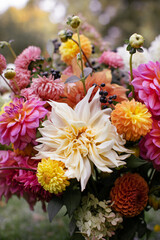 Kompozycja kwiatowa z kwiatów dalii, astrów i hortenji w ogrodzie, bukiet kwiatów, bouquet of flowers	 - obrazy, fototapety, plakaty