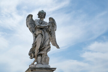 Fototapeta na wymiar Angelo con la corona di spine -angelo della passione- Ponte Sant'Angelo - Roma- Italia