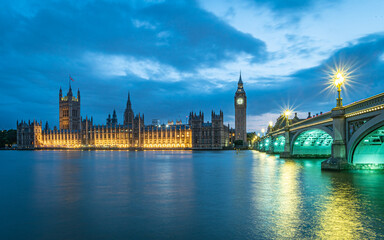 Westminsterpalast und Westminster Bridge in London zur Blauen Stunde