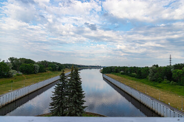 Fototapeta na wymiar The system locks Rybinsk reservoir. The gateway of the Rybinsk reservoir.