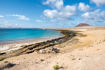 Playa en isla de la graciosa con mar azul y cielo azul playas deserticas en canarias