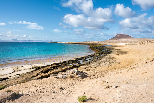 Playa en isla de la graciosa con mar azul y cielo azul playas deserticas en canarias