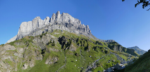Vue panoramique sur le rocher des Fiz depuis le lac de Pormenaz