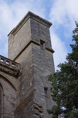 Fototapeta na wymiar Ungewöhnlicher viereckiger Turm an der gotischen Kathedrale von Béziers, Frankreich. Er gleicht einem Wehrturm ohne Zinnen.