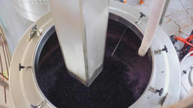 Llenado de Tanque de Fermentaci&oacute;n para Vino