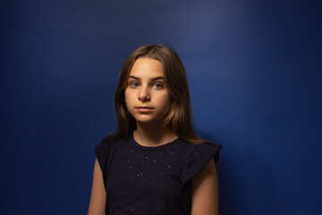 Retrato de uma menina bonita em tudo azul