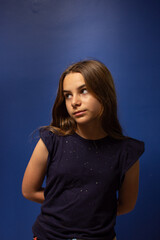 Retrato de uma menina bonita em tudo azul