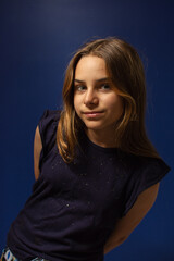 Retrato de uma menina bonita em tudo azul