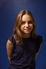 Fototapeta premium Retrato de uma menina bonita em tudo azul