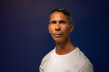 Fototapeta premium Retrato de um homem sorridente de camisetabranca