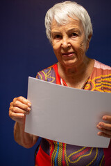 Senhora idosa mostrar folha de papel em banco cm espaço  para reclame 