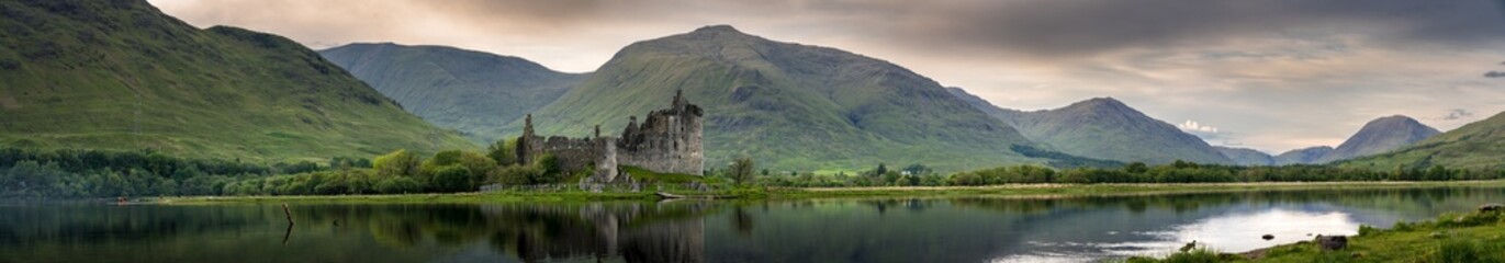 Fototapeta na wymiar The ruins of Kilchurn castle panorama on Loch Awe in Scotland