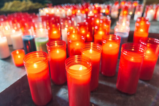 Velas en la cripta de San Andr&eacute;s de Teixido, Cedeira, Galicia, Espa&ntilde;a