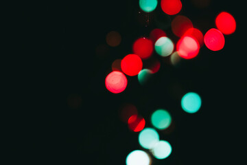 Ronds de lumières coloré et fond noir - Bokeh avec des lumières de fête	