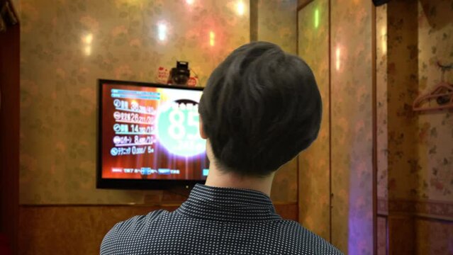 カラオケで歌う男性
