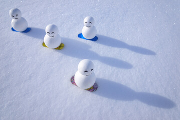 キャラクターの雪ダルマがゲレンデをスノーボードで滑る
