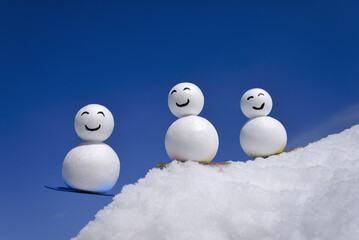 キャラクターの雪ダルマがゲレンデをスノーボードで滑る