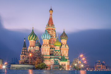Obraz premium Kremlin and St. Basil's Cathedral at dramatic dawn, red square, Moscow, Russia