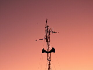 Captura de una Antena de señal Telefónica en un atardecer 
