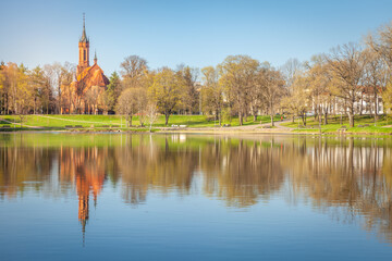 Fototapeta na wymiar Peaceful city park and church on the lake Druskonis, lithuania