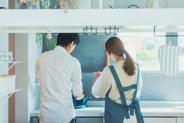 キッチンに立つ夫婦　kitchen © 健二 中村