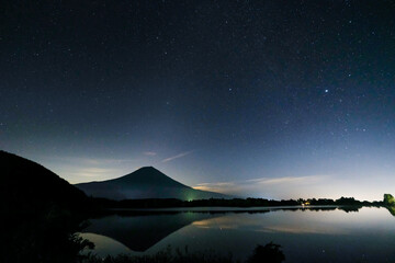 静岡県富士宮市田貫湖からの富士山と星空