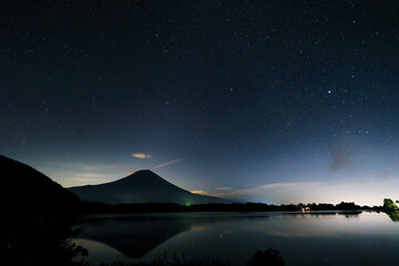 静岡県富士宮市田貫湖からの富士山と星空