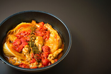 玉ねぎをじっくり炒めて甘みを引き出し、鶏手羽とトマト缶を一緒に煮込んだ、とても美味しい洋風煮込み料理