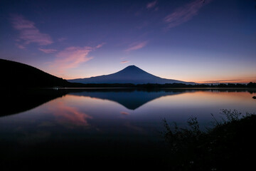 静岡県富士宮市の田貫湖と夜明け前の富士山