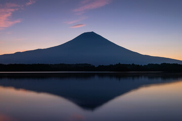 静岡県富士宮市の田貫湖と夜明け前の富士山