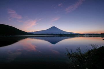 静岡県富士宮市の田貫湖と夜明け前の富士山
