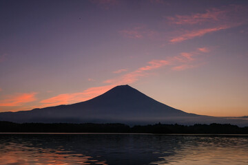 静岡県富士宮市田貫湖と早朝の雄大な富士山