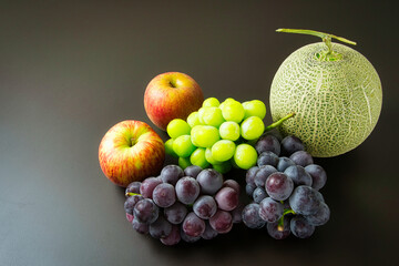 高級ぶどうのシャインマスカットと巨峰、北海道産のメロン、りんごを並べて撮影
