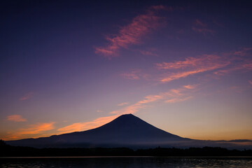 静岡県富士宮市田貫湖と早朝の雄大な富士山